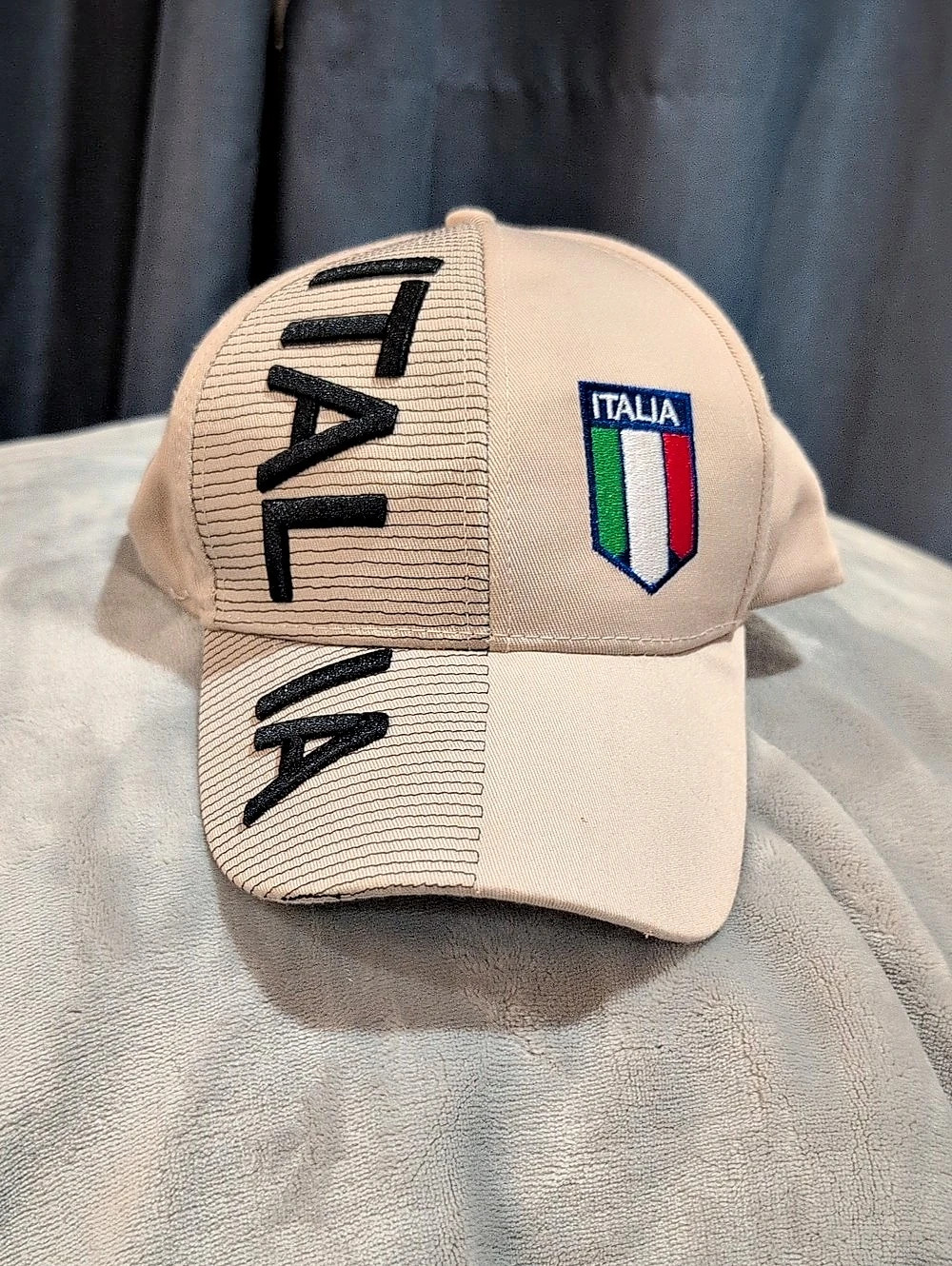 Italia Logo Baseball Cap in Beige Like New